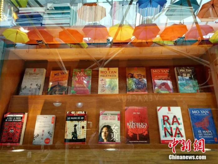 智利首都圣地亚哥一家书店的临街橱窗展示14部莫言的作品。受访者供图