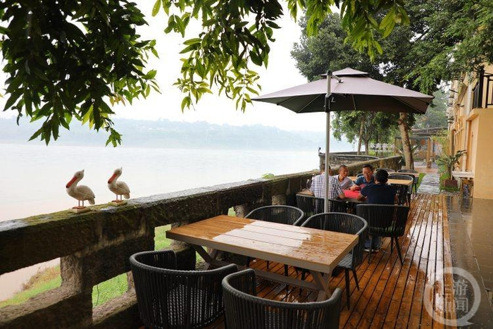 ▲民宿一角，栏杆外即可见长江江景。