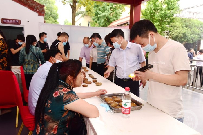 ▲江津玉原石交易区。通讯员 苏展 摄