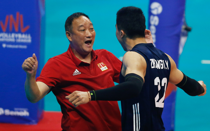 球员张景胤（右）与中国男排主教练吴胜在比赛后庆祝。&nbsp; 图/新华社