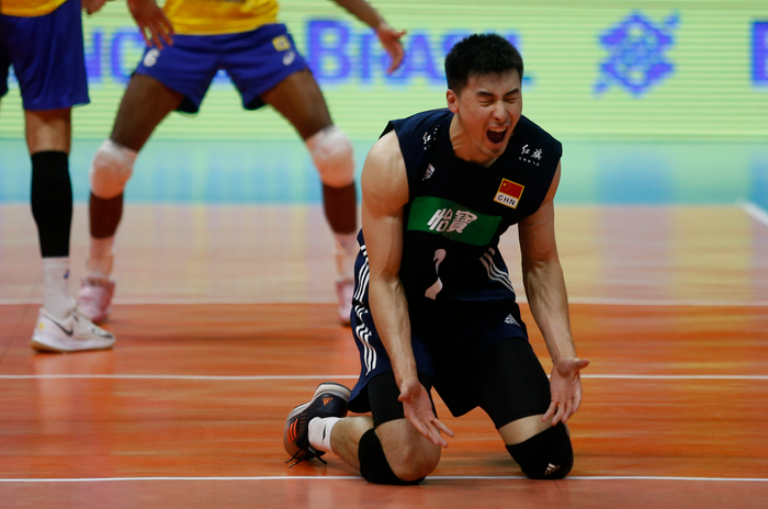 中国男排球员于垚辰在比赛后庆祝胜利。&nbsp; 图/新华社