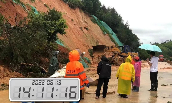 105国道连平和武当横岗交界处塌方，图为武当镇联合公路、交警等部门组织机械进行清理，并在周边设置警戒，保障车辆通行安全