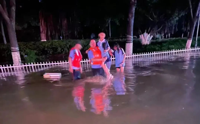 ▲蹚水护送学生
