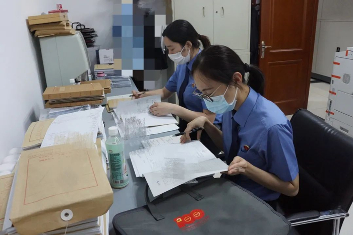 检察官在驻点检察办公室开展监督工作