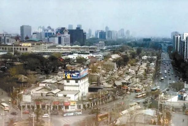 昔日崇文门至东南角楼一带街景，一片密密麻麻的平房。