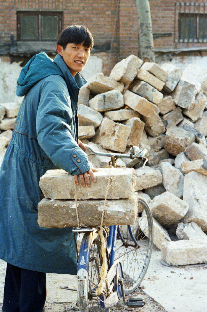 北京市民积极捐献旧城砖 张风摄