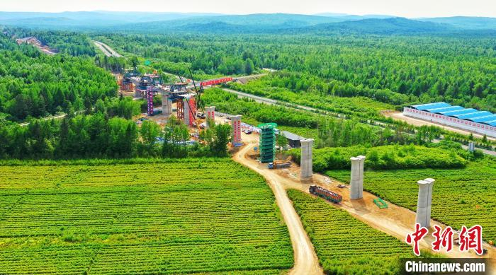 哈伊高铁铁力至伊春段施工现场 原勇 摄