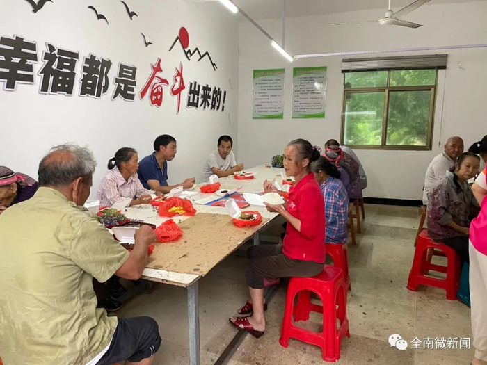 单位驻村帮扶工作队发放席子、被子、纯净水、食品等生活用品