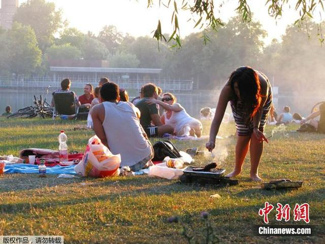 资料图：德国民众聚集在一个公园里进行烧烤。