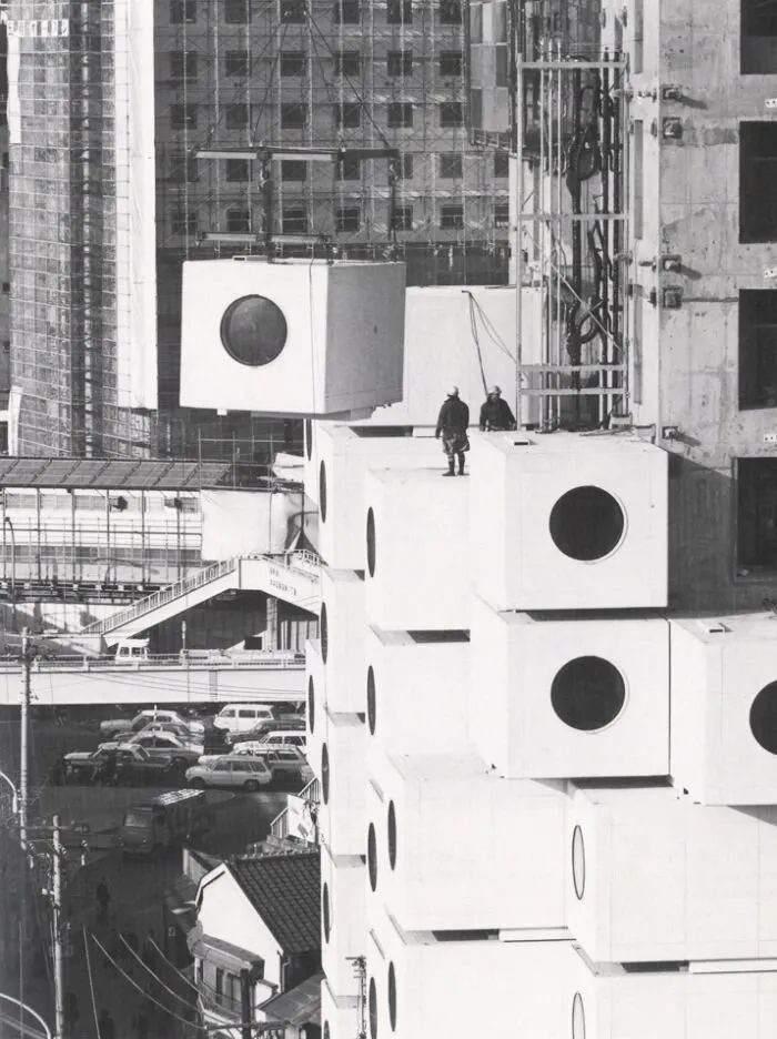 建设中的中银胶囊塔