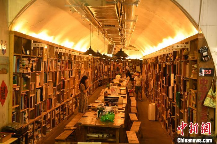 图为市民在防空洞改造的书屋内看书学习。　周毅 摄