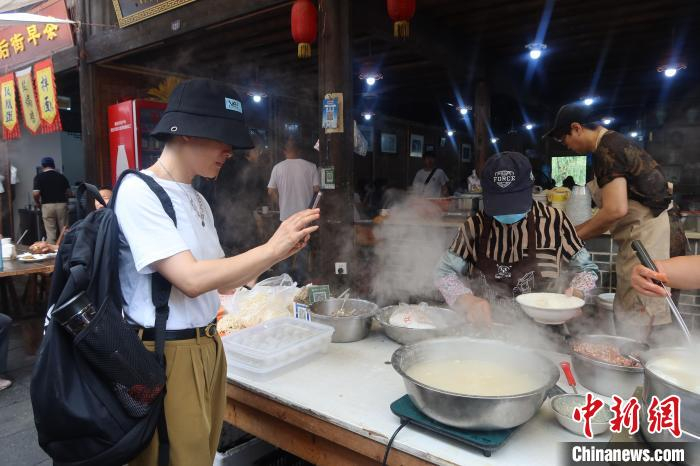 香港青年记录游埠馄饨的制作过程。　董易鑫 摄