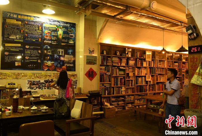 图为重庆一防空洞被改造成书屋，吸引民众前往。　周毅 摄