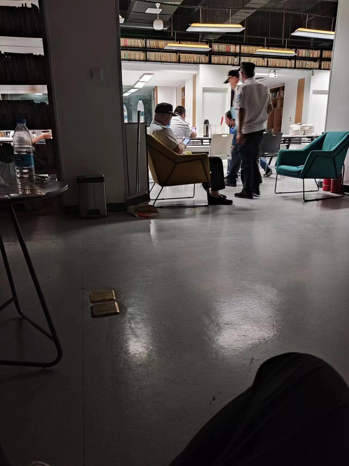  郑州财贸学校图书馆，这里被工作人员称作“分流点” 受访者供图