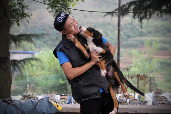     山东青岛，一名“汪星人”私教和他的学员。视觉中国供图