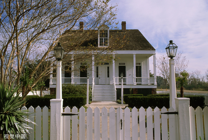 美国新奥尔良一处装有白色尖桩栅栏的房屋（图源：视觉中国）