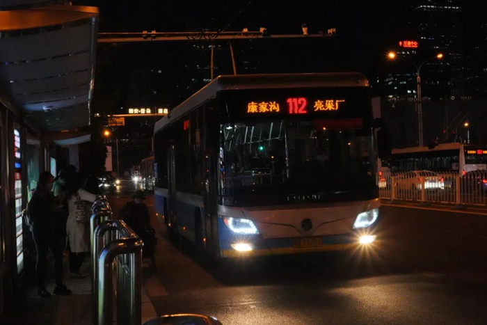  4月15日，运行62年的112路电车最后一天行车。中青报·中青网记者 魏晞/摄