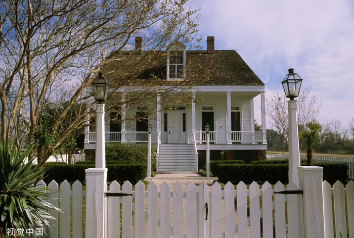 美国新奥尔良一处装有白色尖桩栅栏的房屋（图源：视觉中国）
