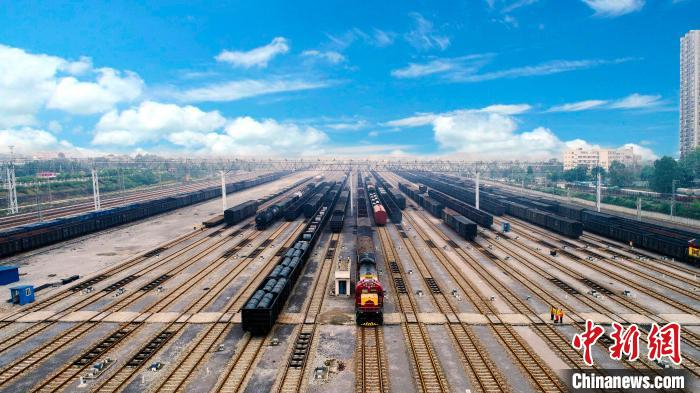 货物列车在柳州南站编组场有序编组。　李俊雄 摄