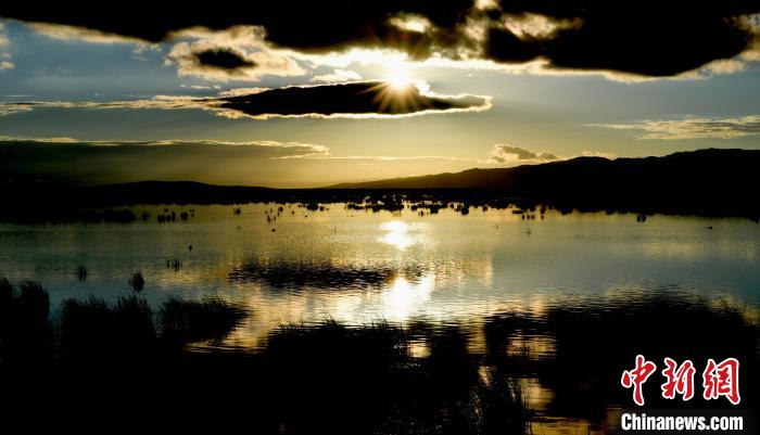 光芒笼罩下的若尔盖花湖。　安源 摄