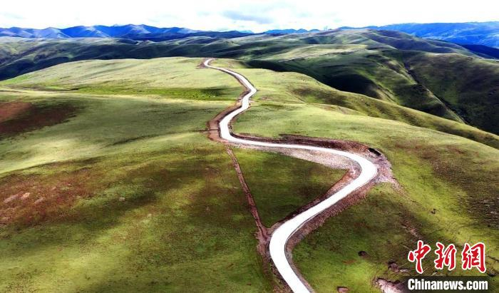 阿坝州壤塘县“尚蓝天路”美景。　安源 摄