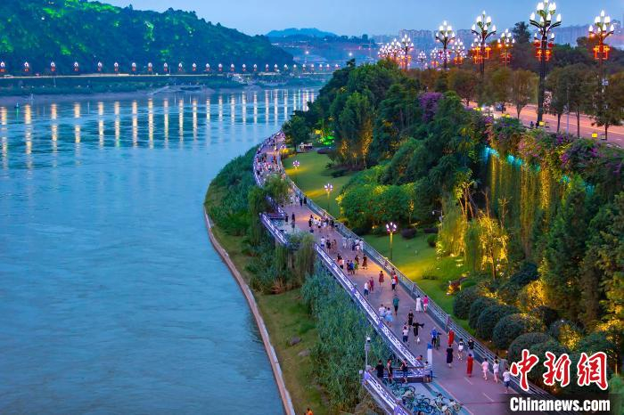 四川省宜宾市城区三江口长江公园傍晚游人如织。　曾朗 　摄