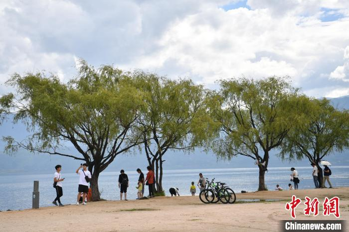 凉山州邛海，市民结伴赏水。　张浪 摄