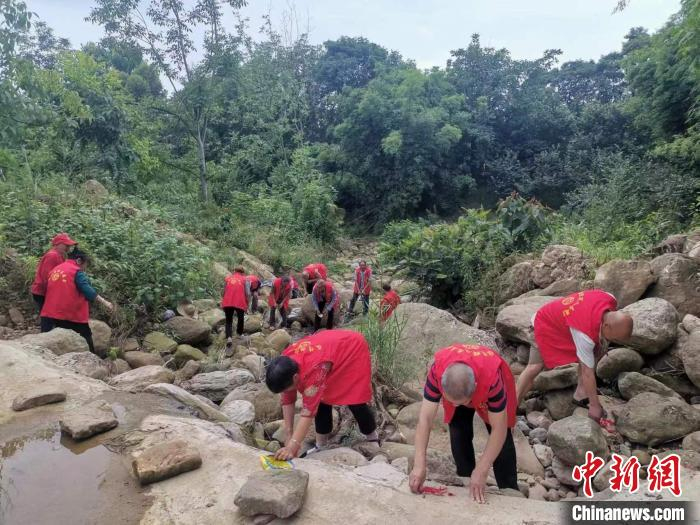 钟大春和村民一起清理河道垃圾。　受访者供图