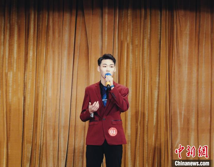 资料图。图为哈斯尔参加辽宁大学主持人大赛，并被评为十佳主持人。　哈斯尔供图
