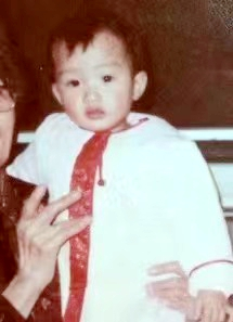 在邓卓越小的时候，父母就喜欢将她打扮成中国娃娃的模样。受访者供图