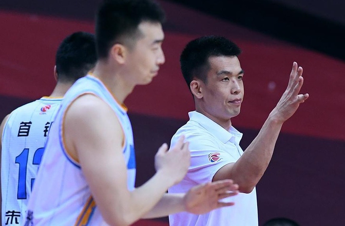 解立彬（右）由助理教练成为主教练，王骁辉（左）从队员转为青年队教练。新华社资料图