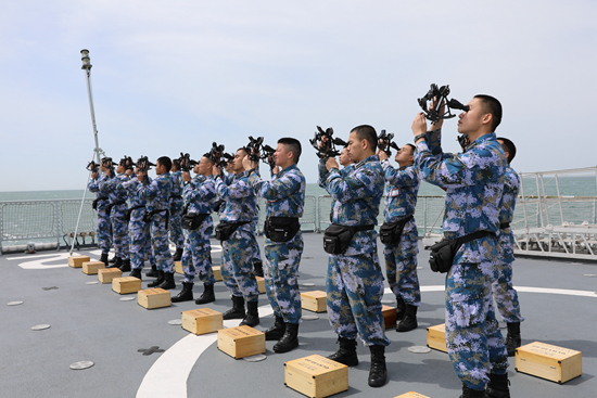     海军潜艇学院学员在实习舰甲板进行太阳高度观测训练。蒙一喆/摄