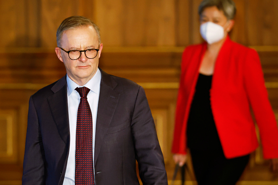 5月24日，日本东京，澳大利亚新任总理阿尔巴尼斯与新任外长黄英贤（后）准备与日本首相岸田文雄举行会谈。此前一天的5月23日，阿尔巴尼斯就任总理当天抵达日本，参加美日印澳“四方安全对话”峰会。人民视觉供图