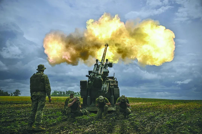 　15日，在乌克兰东部前线，乌克兰士兵用法国“凯撒”车载加榴炮向俄方开火。
