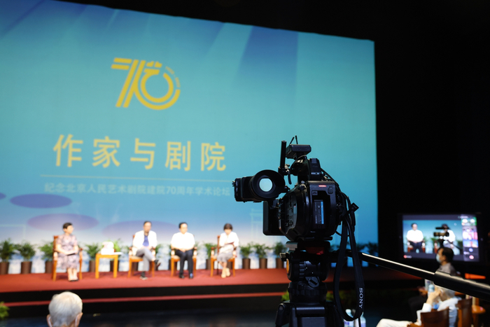 论坛”作家与剧院“现场