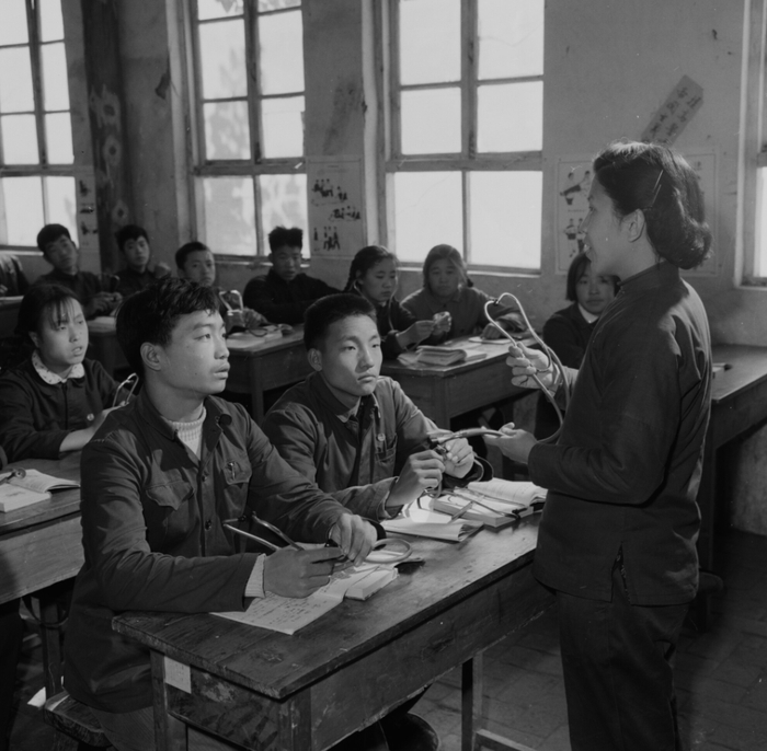 1965年，半农半读卫生班的学生们在认真听市巡回医疗队的医生、北京医学院副教授黄德珉讲课。