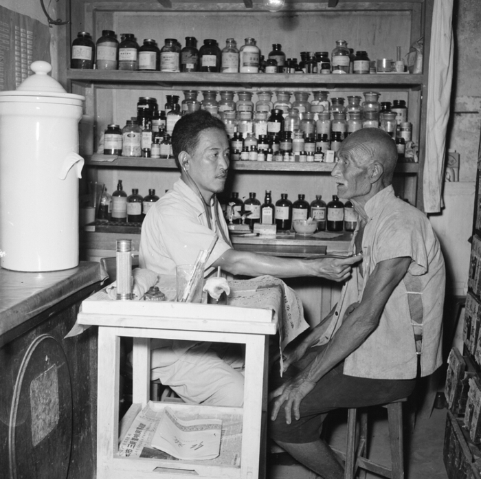 1959年，黄土岗人民公社黄土岗大队的诊疗所里，乡村医生在给社员看病。 李晞摄