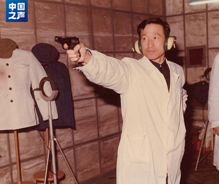 △崔道植用一把手枪击发三千发子弹，然后一发一发照相寻找规律