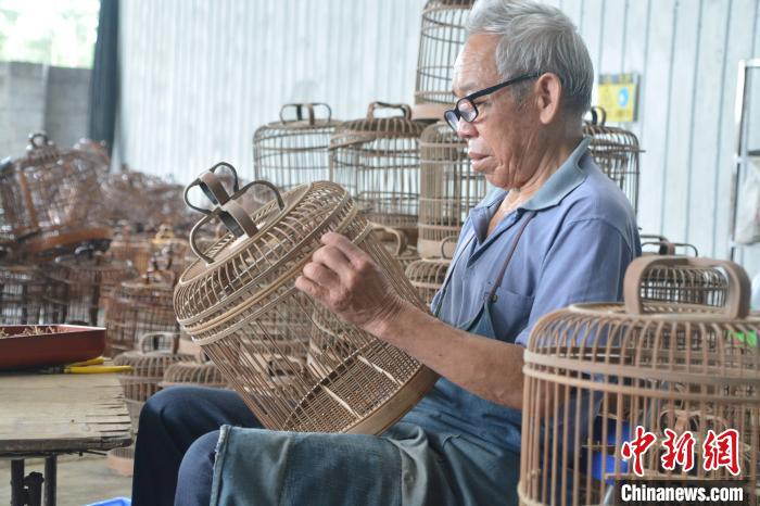 一位村民正在专注制作鸟笼。　麦媛媛 摄