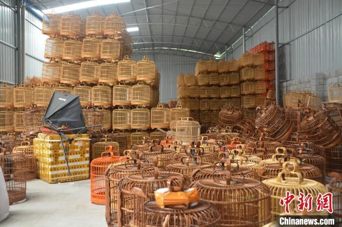 已上漆完成的鸟笼成品在仓库内堆积如山。　麦媛媛 摄