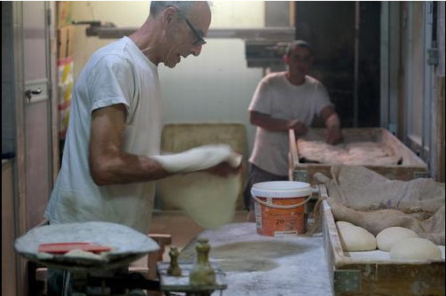 　　▲4月20日，马耳他斯利马一家面包店员工制作马耳他传统面包，老板表示，受益于政府补贴，马耳他的面粉价格没有明显上涨，面包价格得以维持不变。图/新华社