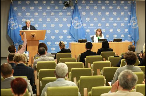 　　▲6月8日，在位于纽约的联合国总部，联合国秘书长古特雷斯（左）出席联合国全球粮食、能源和金融危机应对小组报告发布会时讲话。图/新华社