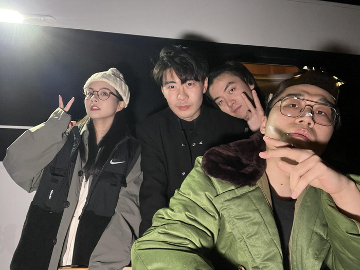 陈驭轩（右二）和同事们结伴到新疆旅行。  受访者供图