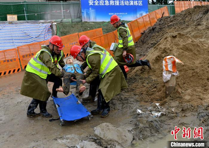 图为演练现场“被困人员”成功脱困。张斌 摄