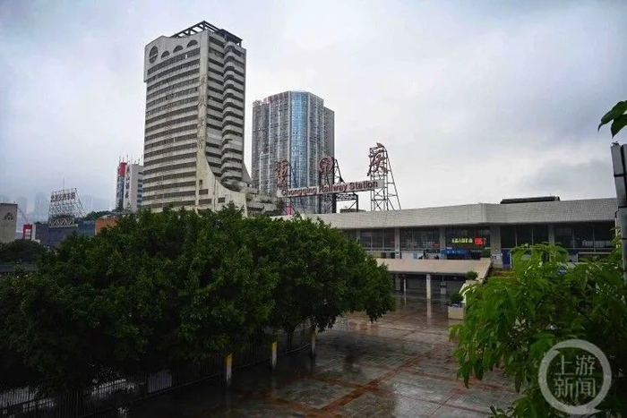 ▲如今的菜园坝火车站，冷冷清清。摄影 包亮