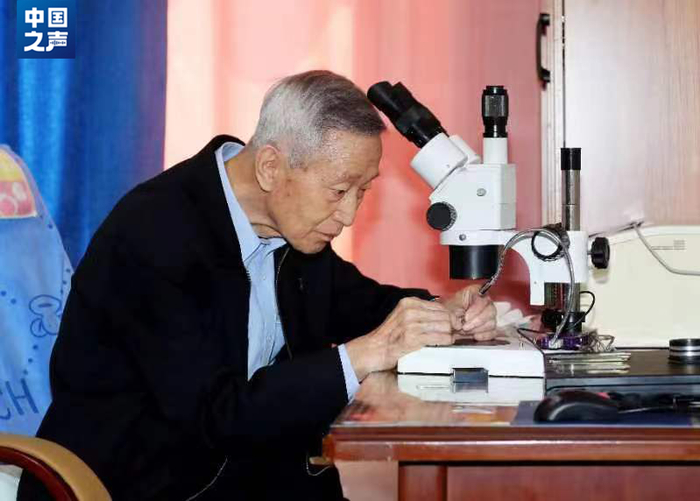 △退休后的崔道植将实验器材搬到家里，发挥特长破案攻坚。