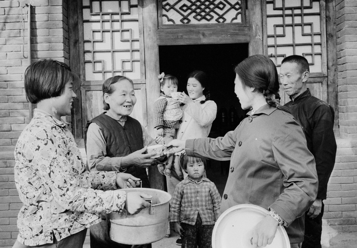 1975年，顺义县杨各庄公社红寺大队的赤脚医生和卫生员到社员家中送预防流感的汤。 胡敦志摄