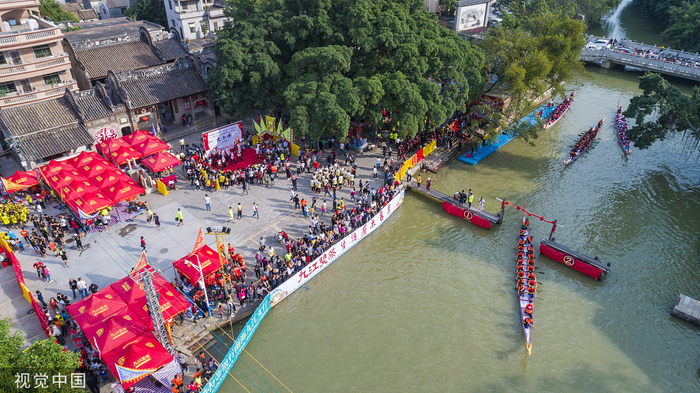 2018年12月2日下午，广东佛山，第三届“远航九江”龙舟联赛总决赛在烟桥古村举行。视觉中国 资料图