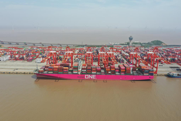 在洋山深水港靠泊装卸的大型远洋货轮 新华社图