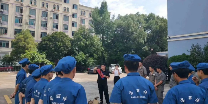 ▲2018年9月，在做消防中控员的李永春（图中）为工厂员工做消防知识培训。受访者供图